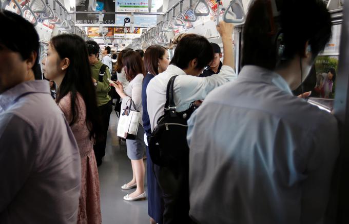 Če tujci zmotijo smrtno tišino, ki običajno vlada na japonskih vlakih, se Japonci za to preprosto ne zmenijo. | Foto: Reuters
