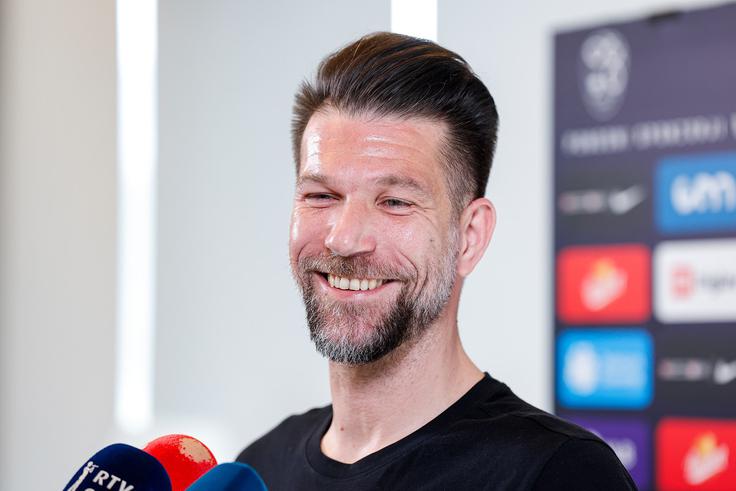 Boštjan Cesar je na tekmi proti Črni gori dočakal prvo zmago v selektorski vlogi. | Foto: Aleš Fevžer