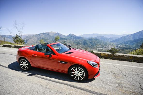 Mercedes-Benz SLC: z AMG-strojem na dvorišče hedonistničnih multimilijonarjev