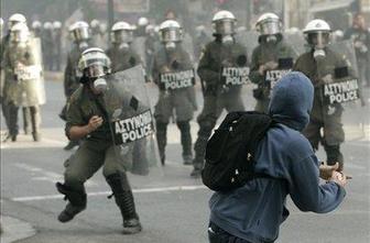 V Grčiji znova divjajo protesti