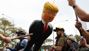 Trumpu se je uprlo več milijonov Američanov, medtem je igral golf #video