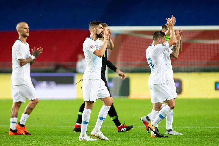 Občinstvo je po tekmi namenilo reprezentantom aplavz, ti pa so se jim zahvalili za podporo. | Foto: Urban Urbanc/Sportida