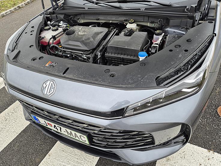MG je različico HS hybrid+ opremil z dvostopenjskim menjalnikom in kombinacijo 143 bencinskih ter 198 električnih konj, ki v sistemu sestavljajo 224-glavo konjenico. | Foto: Aleš Črnivec