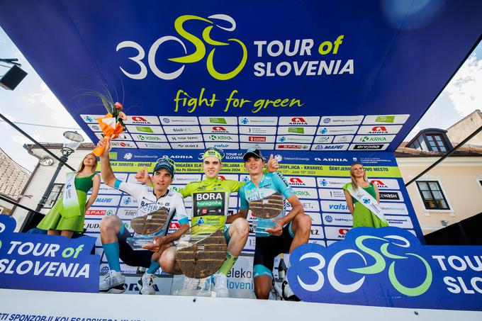 Najboljši trije na dirki Po Sloveniji: Pello Bilbao (2. mesto), Giovanni Aleotti (1.) in Giulio Pellizzari (3.) | Foto: Sportida
