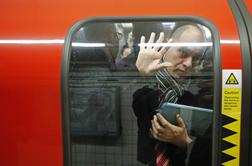 Aretiran, ker je na podzemnem vlaku polnil baterijo svojega iPhona