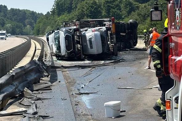 Drama na avtocesti: požar na tovornjaku, cesta zaprta skoraj devet ur #foto #video