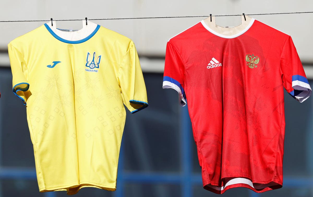 Ukrajina Rusija Euro 2020 | Na ulicah Bakuja tako drugega ob drugem prodajajo dres Ukrajine in Rusije. | Foto Reuters