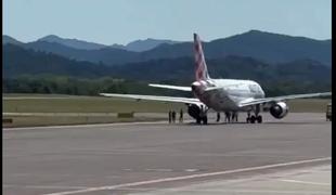 Tragedija v Italiji: moškega posrkalo v motor letala #video