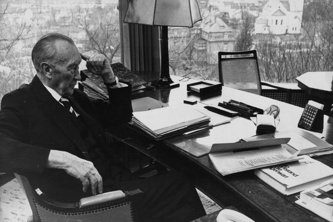 Konrad Adenauer je bil pred prihodom Adolfa Hitlerja na oblast kölnski župan in eden od vodilnih politikov katoliške stranke Centrum v Weimarski Nemčiji. Po vojni je bil med letoma 1949 in 1963 kancler Zahodne Nemčije. | Foto: Getty Images