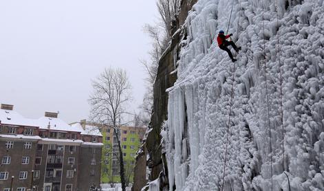 Sredi mesta vsako zimo nastane stena za ledno plezanje #video #foto