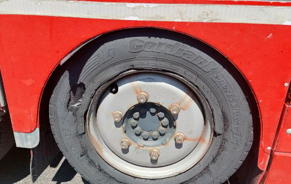 pnevmatika predrta | Zaradi kršitev so policisti 18 vozil izločili iz prometa in s štirih odvzeli registrske tablice.  | Foto PU Novo mesto
