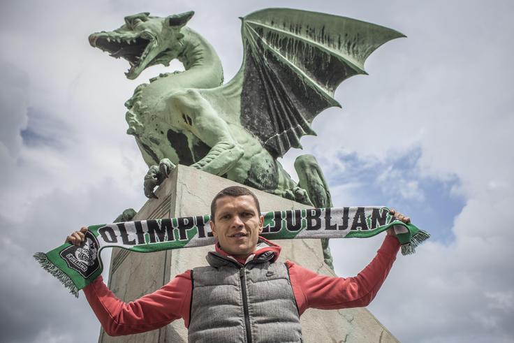 Maja lani je v središču Ljubljane s šalom Olimpije poziral kot njen kapetan, danes ga ni več zraven. | Foto: Bojan Puhek