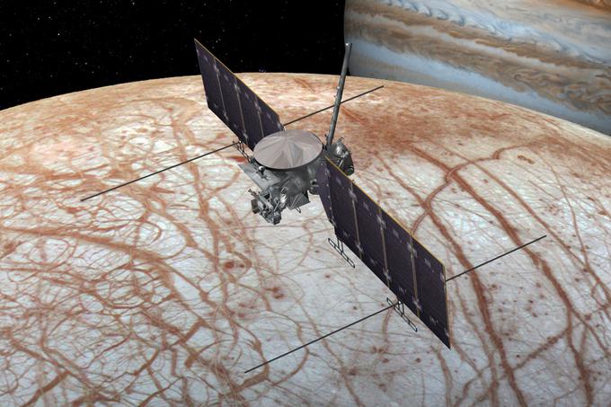 Glavni cilj misije JUICE bosta sicer Ganimed, največja Jupitrova luna, in luna Kalisto, sta pa v načrtu tudi dva preleta Evrope (prikazano na tej umetniški uprizoritvi). | Foto: NASA