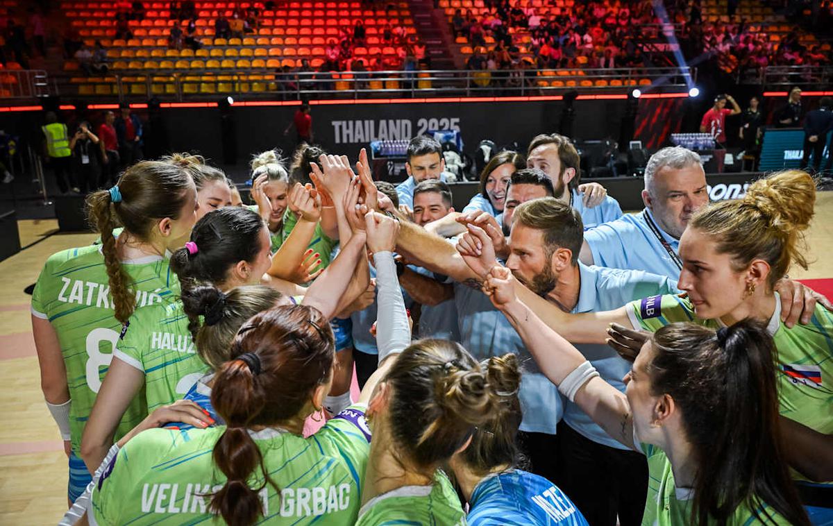 slovenska ženska odbojkarska reprezentanca : Argentina, svetovno prvenstvo | Slovenke se veselijo premierne zmage na svetovnih prvenstvih. | Foto Volleyball World