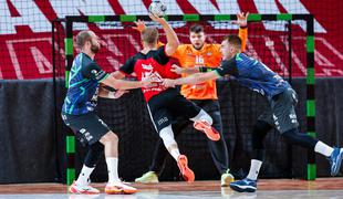 "Jumbo-jet" Slovan branjenje naslova začel z remijem