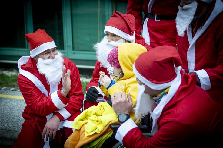 Tradicionalni spust božičkov s strehe Pediatrične klinike Tradicionalni spust božičkov s strehe Pediatrične klinike | Foto: Ana Kovač