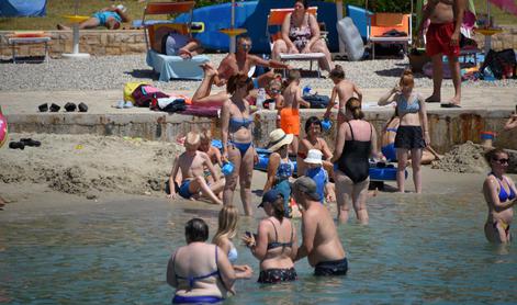 Invazija na plažah v Istri. Ljudem se ne zdi, da plavajo v morju.