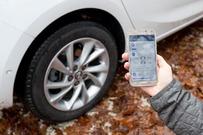 Diagnostika vozila z aplikacijo myOpel: ko je treba preveriti stanje tlaka v pnevmatikah. | Foto: Matic Klanšek Velej/Sportida