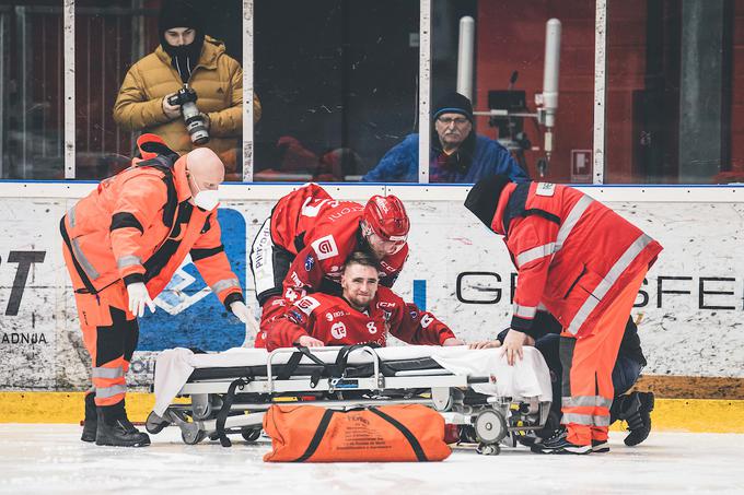Žigi Urukalu je z ledu pomagala zdravniška služba, sledijo pregledi. | Foto: Grega Valančič/Sportida