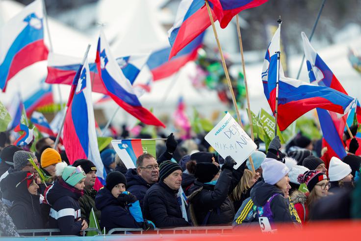 Na Ljubnem je iz leta v leto več ljubiteljev ženskih smučarskih skokov. | Foto: Luka Kotnik/alesfevzer.com