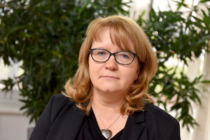 "Če gre za dva človeka, ki imata enako moč in si želita dotikov, pogledov in besed, tudi v seksualnem smislu, je to nekaj drugega, kot če nekdo zlorablja svojo moč na način, da ogovarja, komentira dele telesa in namiguje na spolnost."  | Foto: STA ,