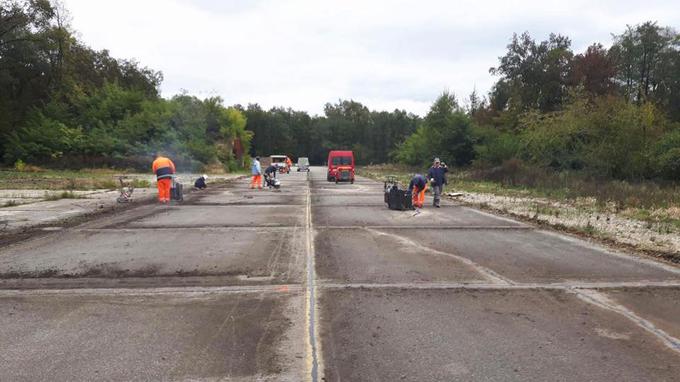 Že precej utrujene betonske plošče bo zamenjal asfalt, kot so načrtovali v prvi fazi obnove dirkališča. | Foto: ŠD Gaj