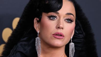 Pevka Katy Perry pojasnila, kaj se dogaja z njenim obrazom #video