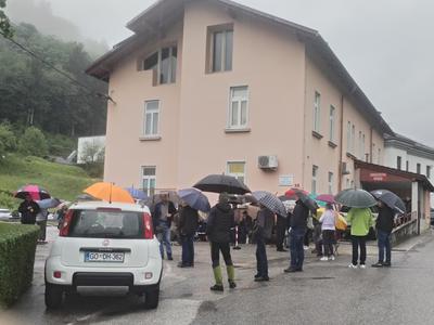 Pri vpisovanju pacientov k novi zdravnici v Cerknem vrsta, potem pa še zaplet