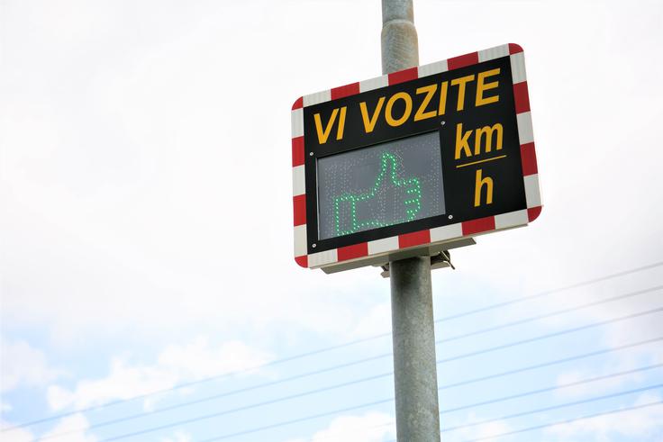 Prikazovalniki Vi vozite učinkovito nagovorijo okoli sedem odstotkov prehitrih voznikov. | Foto: Zavarovalnica Triglav