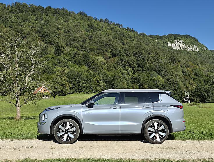 Mitsubishi outlander Sistem usmerjanja navora deluje najbolj otipljivo med terensko vožnjo, posebej kadar se eno kolo dvigne od tal. Z možnostjo 100-odstotnega prenosa navora na kolo z oprijemom, se outlander lažje rešuje iz težav.   | Foto: Aleš Črnivec