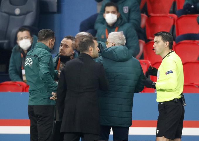 Po sporni opazki četrtega sodnika so igrišče zapustili nogometaši Istanbula, nato pa še nogometaši PSG. | Foto: Reuters
