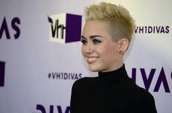 Miley Cyrus s kratkimi lasmi osvaja moške