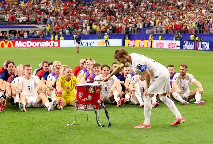 Ne le navijači, z veslanjem so proslavili tudi nogometaši. Norveška se je prvič v tem stoletju uvrstila v osmino finala. V boju za četrtfinale jo čaka dvoboj z Brazilijo, katero je ugnala na SP 1998 v Franciji. | Foto: Reuters