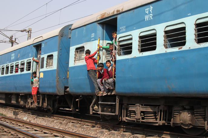 Vlak Indija |  "O moškem še vedno ne vemo ničesar," je dejal Sahay, sicer policist v kraju Šahjahanpur v zvezni državi Utar Pradeš, kjer je do grozljivega odkritja prišlo. (Fotografija je simbolična.) | Foto Shutterstock