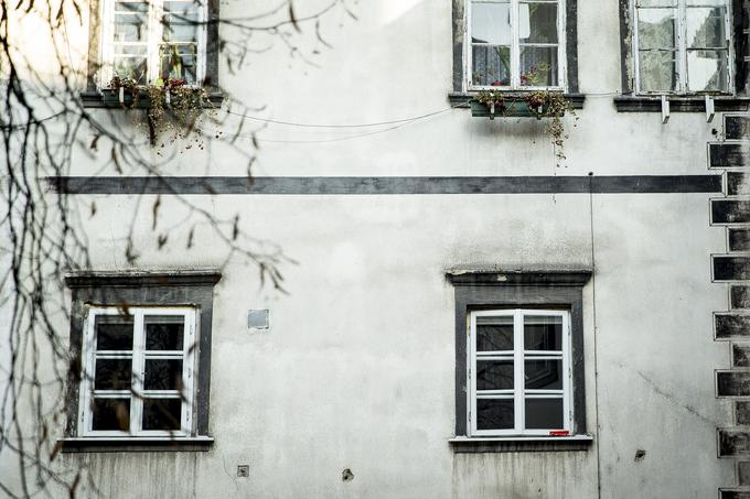Najstarejša datirana hiša v Ljubljani stoji na najmanjšem mestnem trgu, ki se je po potresu leta 1895 razvil iz nekdanje Ribje ulice.  | Foto: Ana Kovač