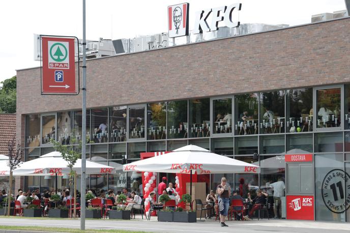 KFC | Restavracija s hitro prehrano KFC je konec junija svoja vrata odprla na Tržaški ulici v Ljubljani, a brez ustreznega uporabnega dovoljenja.  | Foto STA