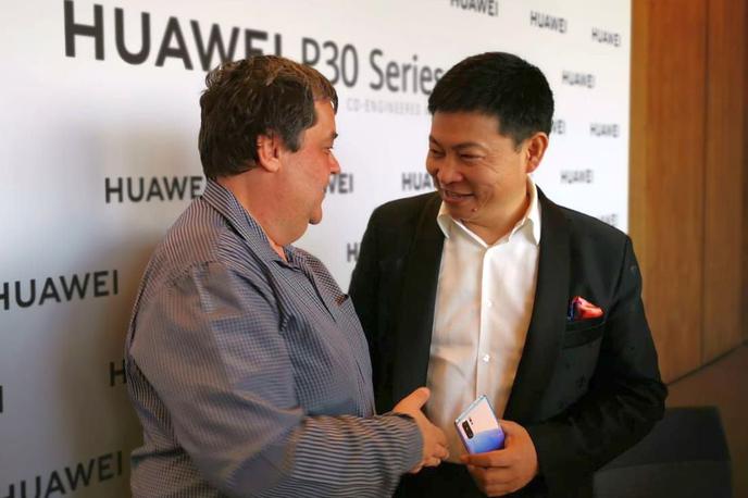 Richard Yu, Huawei | Na svetovni predstavitvi pametnih telefonov serije P30 marca letos v Parizu - na desni prvi mož Huaweijeve enote za mobilne naprave Richard Yu | Foto Lana Jelić