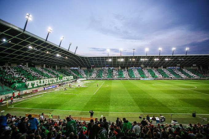 Pred začetkom srečanja so bile tribune največjega štadiona v Sloveniji obarvane zeleno-belo. | Foto: 