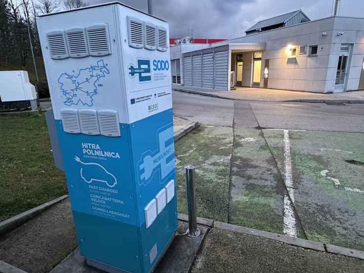 Edina 50-kilovatna polnilnica na hitri cesti proti Novi Gorici | Foto: Gregor Pavšič