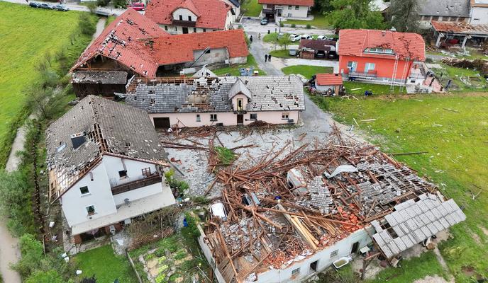 Vremenoslovec razkriva, kaj se je dogajalo pri nedavnem uničujočem neurju v Komendi