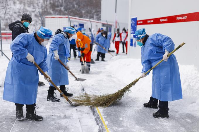 Peking čiščenje snega | Foto: Anže Malovrh/STA