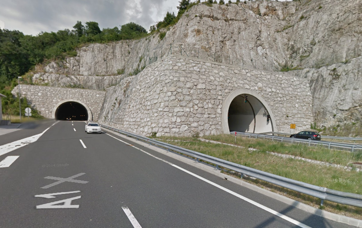 Predor Kastelec | Dars opozarja voznike, da je zaradi reševanja napovedana popolna zapora avtoceste. | Foto Google Street View