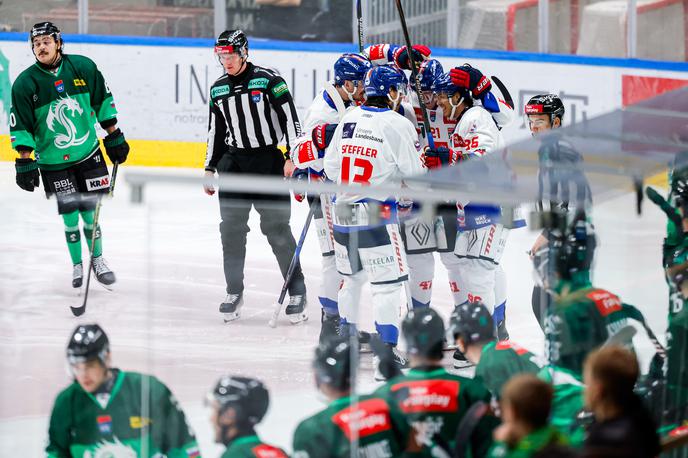 HK Olimpija : Innsbruck | Hokejisti Olimpije so v nedeljo prvič v sezoni IceHL izgubili na domačem ledu, in sicer v podaljšku s 6:7 proti Innsbrucku. Po porazu so dejali, da niso bili pravi. | Foto Aleš Fevžer