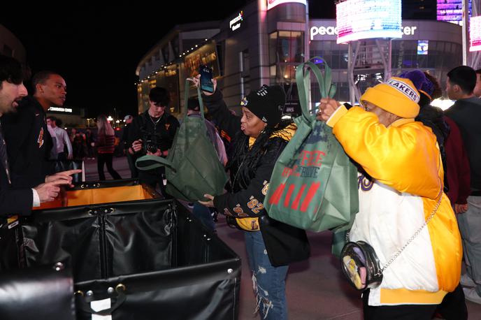 LA Lakers | Pred dvorano Crypto.com Arena so zbirali prispevke za vse, ki so jih prizadeli nedavni požari v Los Angelesu. | Foto Reuters