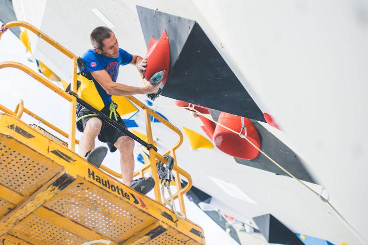 Adam Pustelnik med postavljanjem smeri za tekmo v Kopru leta 2022. | Foto: Grega Valančič/Sportida