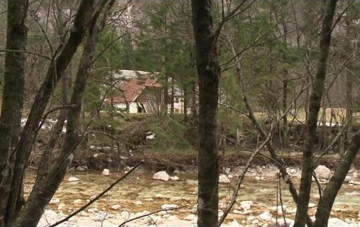 Trenta | Tožilstvo Kastelicu očita kaznivo dejanje zlorabe na škodo podjetja Imos, Gantarju in Janši pa pomoč pri omenjenem dejanju. Janša je namreč pri Imosu leta 2005 kupil stanovanje v Ljubljani, ki ga je financiral tako, da je zanj ponudil dotedanje enosobno stanovanje, znesek drugega obroka pa naj bi mu družba podarila prek navideznega posla z več kot 15 tisoč kvadratnih metrov velikim zemljiščem v Trenti. | Foto Jože Biščak