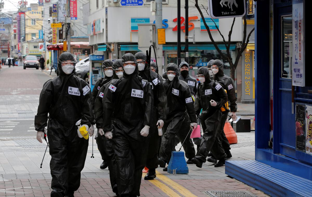 Vojaki v mestu Daegu v Južni Koreji | Foto Reuters
