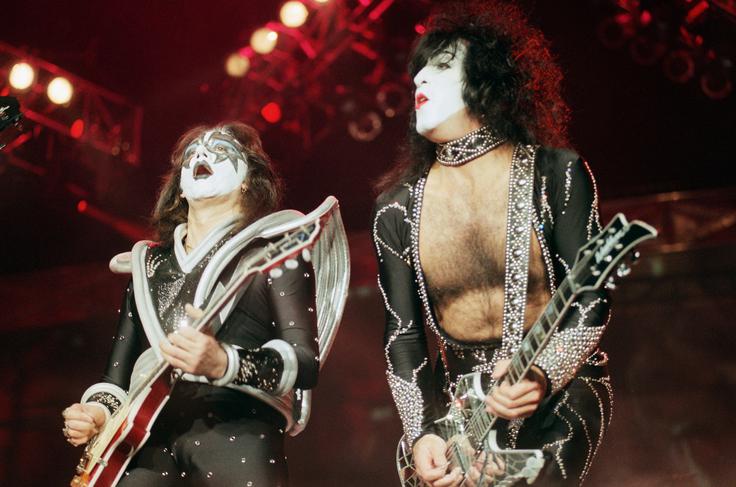 Paul Stanley (desno) in Ace Frehley 1998 v Los Angelesu med nastopom na Dodger Stadionu | Foto: Guliverimage