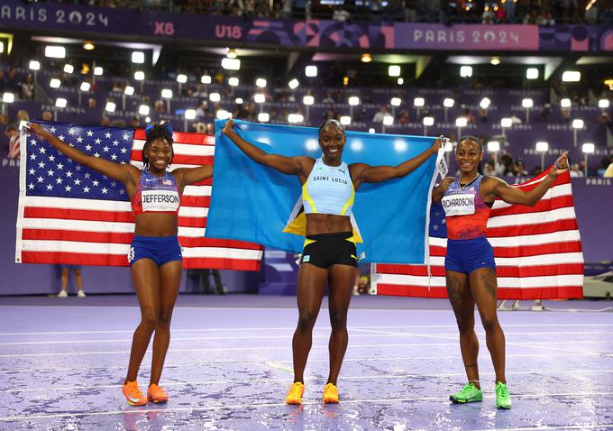 Dobitnice olimpijskih kolajn v Parizu v teku na 100 metrov. | Foto: Reuters