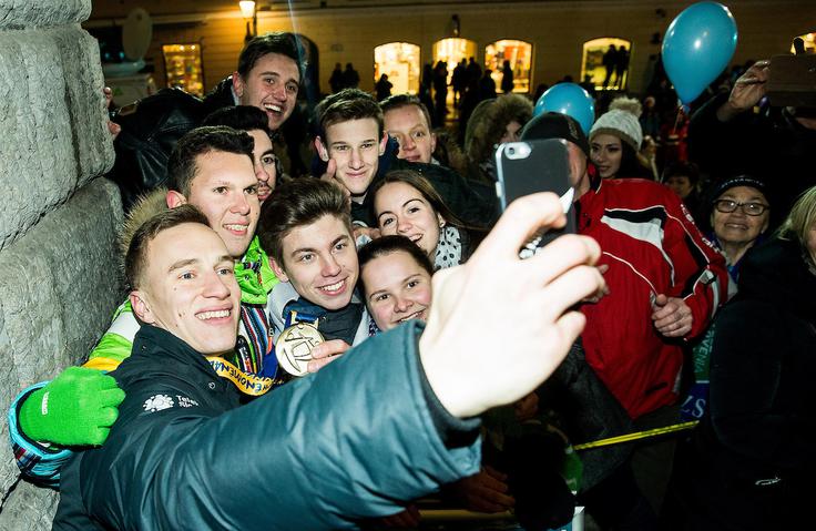 Jan Grebenc pozira z navijači. | Foto: Vid Ponikvar